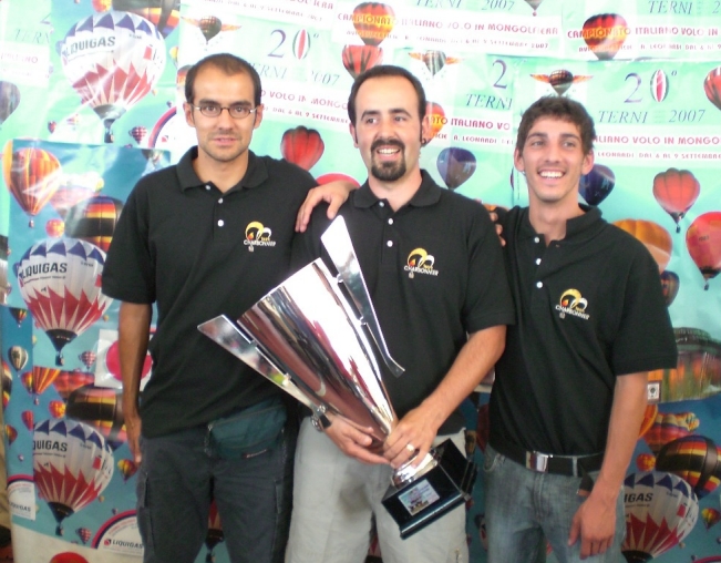 CAMPIONI ITALIANI DI MONGOLFIERA, da sinistra: Andrea, Igor e Manuel